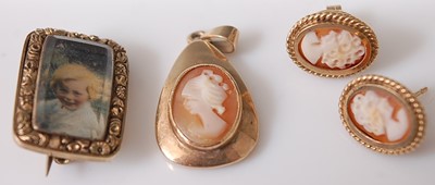Lot 379 - A carved shell cameo pendant in 9ct gold mount...