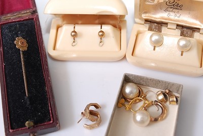 Lot 386 - Assorted costume jewellery to include various...