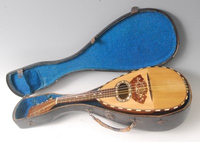 Lot 633 - A mid-20th century Italian mandolin
