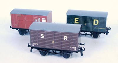 Lot 351 - Three unboxed ACE Trains wagons:- horsebox, SR...