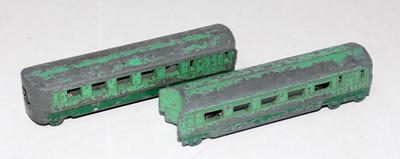 Lot 1916 - A Dinky Toys No.16 pre-war railway carriage...