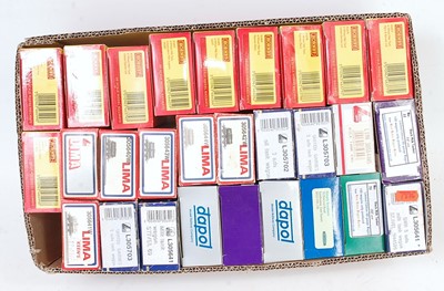 Lot 987 - Large box containing 28 mixed makes 6-wheeled...