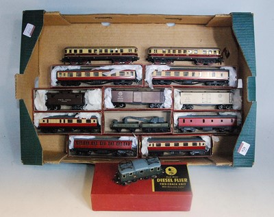 Lot 928 - Large tray containing Trix Twin Railway items...