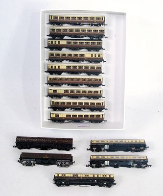 Lot 931 - Small tray containing 14 N gauge coaches by...