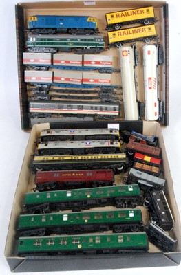 Lot 995 - Two trays of mixed periods rolling stock by...