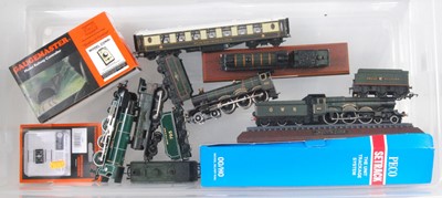 Lot 1024 - Tray containing mixed 00 gauge items Hornby...