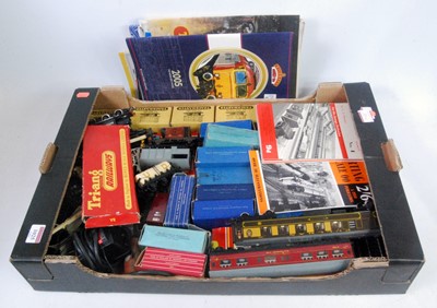 Lot 1025 - Tray of mixed model railway items ex-model...
