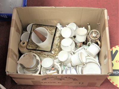 Lot 153 - A box of miscellaneous china and glassware, to...