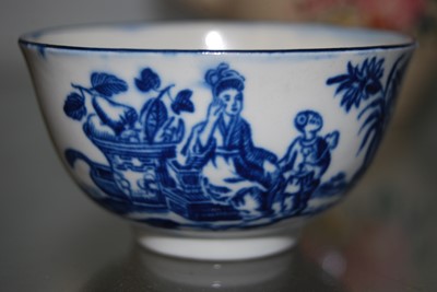 Lot 224 - An 18th century Worcester porcelain tea bowl...