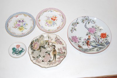 Lot 175 - A box of miscellaneous china and glassware, to...