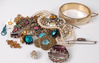 Lot 355 - A bag of assorted costume jewellery to include...