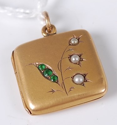 Lot 364 - An Art Deco 9ct gold emerald and seed pearl...