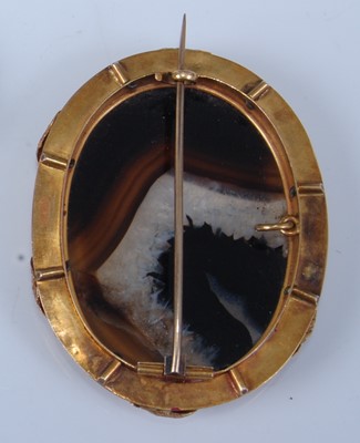 Lot 1233 - A yellow metal oval banded agate brooch,...