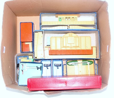 Lot 543 - Box containing D1 buildings and accessories by...