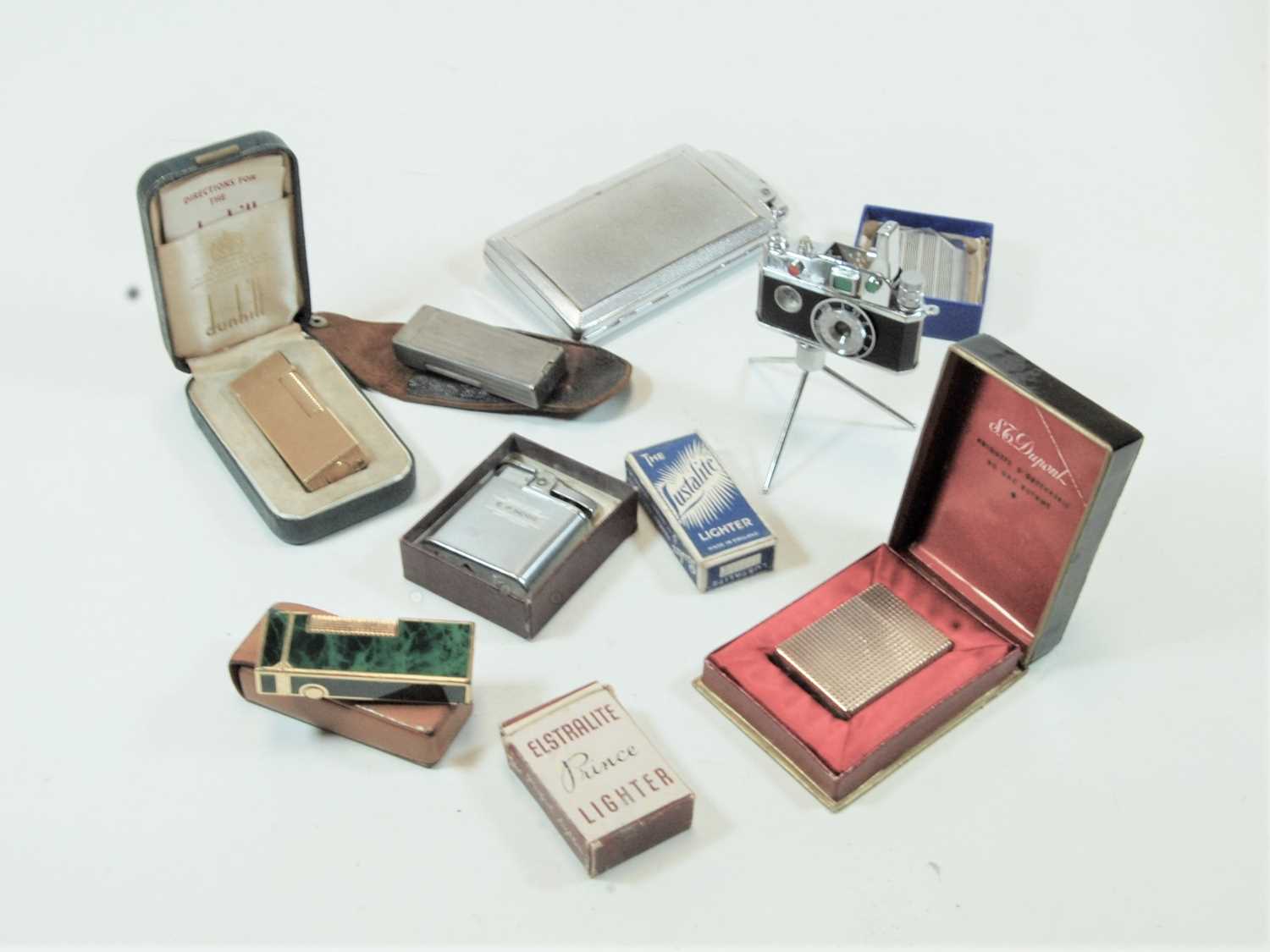 Lot 251 - A novelty Photo Flash table lighter, in the...
