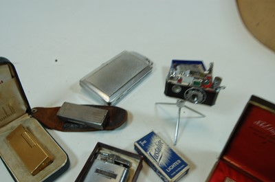 Lot 251 - A novelty Photo Flash table lighter, in the...