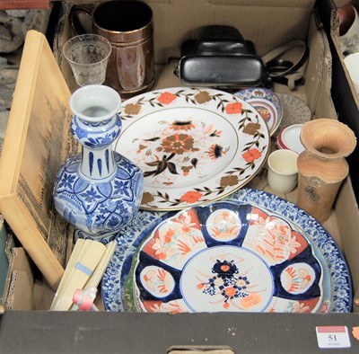 Lot 51 - A box of mixed ceramics to include an Imari...
