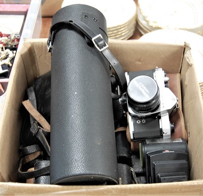 Lot 94 - A box of miscellaneous cameras and equipment...