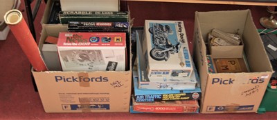 Lot 126 - A large collection of assorted plastic kits,...