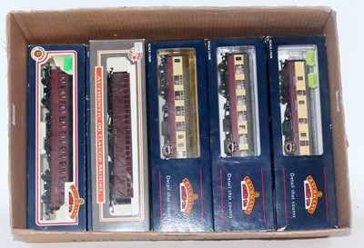 Lot 564 - Five Bachmann BRMK1 red/cream corridor coaches...