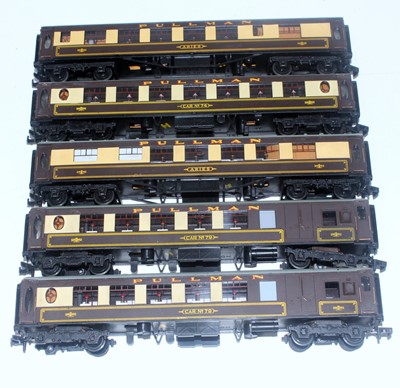 Lot 608 - Five Hornby Dublo Pullman cars - 2 x 4035...