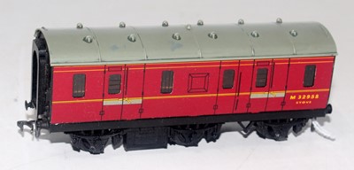 Lot 612 - 4076 Hornby Dublo 6 wheeled passenger brake,...