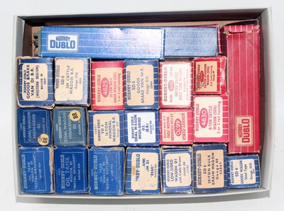 Lot 613 - Large shoebox containing wide assortment of 24...