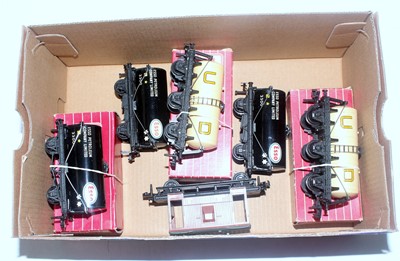 Lot 614 - Shoebox containing six Hornby Dublo wagons -...