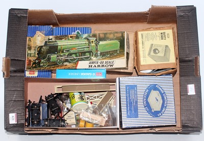 Lot 621 - Large tray containing a variety of items from...