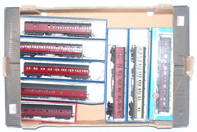 Lot 557 - Tray containing 7 suburban coaches mix of kit...