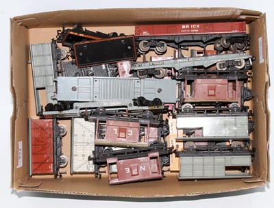 Lot 572 - 25 Hornby Dublo D1 and SD6 wagons some items...