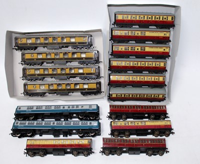 Lot 573 - 10 Hornby Dublo metal wheel coaches 8 x D11...