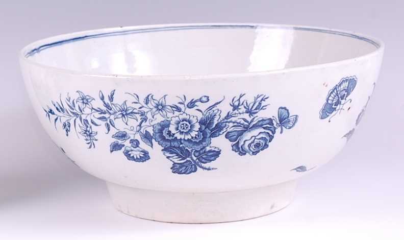 Lot 1039 - A Worcester porcelain footed punch bowl,...