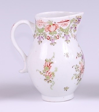Lot 1047 - A Lowestoft porcelain sparrow-beak cream jug,...