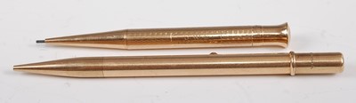 Lot 1281 - A George V 9ct gold propelling pencil, having...