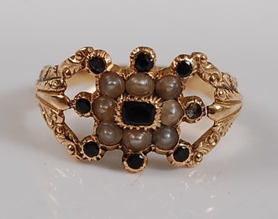 Lot 2657 - An early Victorian 18ct yellow gold posy ring,...