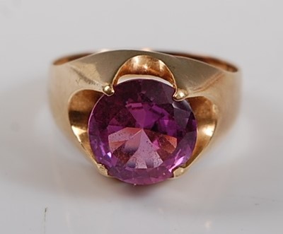 Lot 2655 - A yellow metal synthetic sapphire dress ring,...