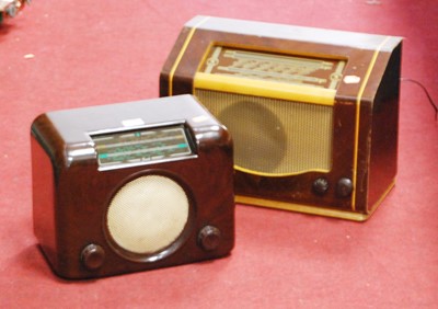 Lot 45 - A 1930s Bush bakelite cased radio, w.30cm;...
