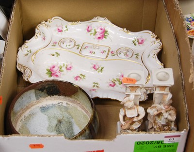 Lot 63 - A box containing a 20th century studio pottery...
