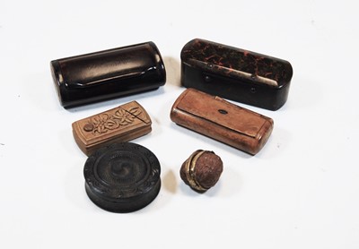 Lot 294 - A late 19th century pocket snuff box in the...