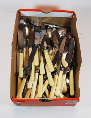 Lot 270 - Assorted loose flatware to include stainless...