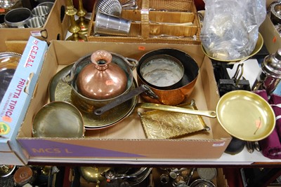 Lot 279 - Assorted metal wares to include pan scale with...