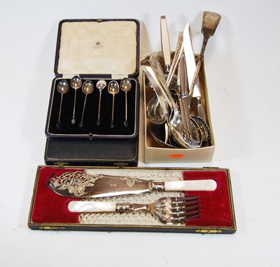 Lot 280 - Assorted cased and loose flatware to include...