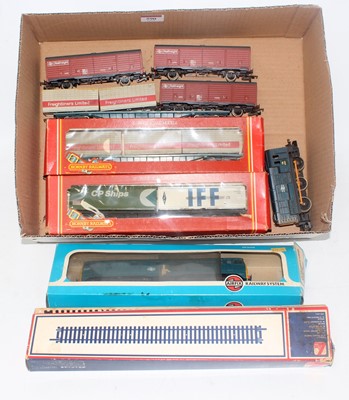 Lot 590 - Mixed lot including Hornby R036 and R633...