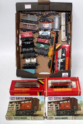 Lot 648 - Tray containing Hornby R2123 0-6-0 diesel...