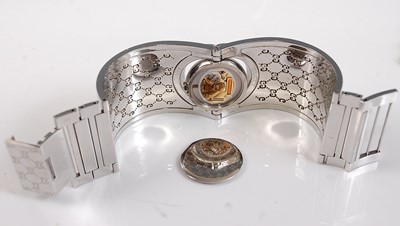 Lot 2517 - A lady's stainless steel Gucci 'Twirl' bangle...
