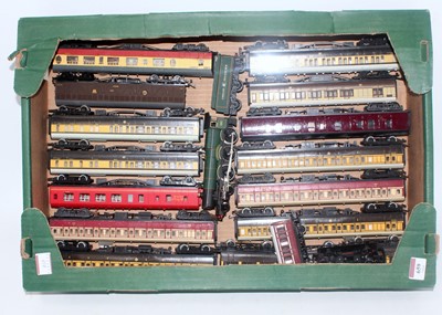 Lot 659 - Large tray containing Hornby 'Albert Hall'...