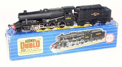 Lot 674 - Hornby Dublo 3224 2-8-0 8F 48094 freight loco...