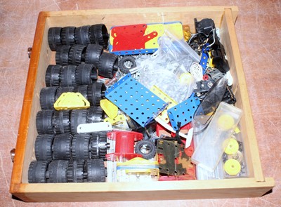 Lot 124 - Well constructed non-Meccano 6-drawer light...