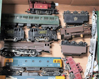 Lot 814 - Quantity of mixed makes, mainly Triang/Hornby...